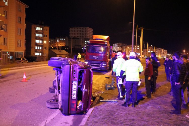 Tır ile otomobil çarpıştı