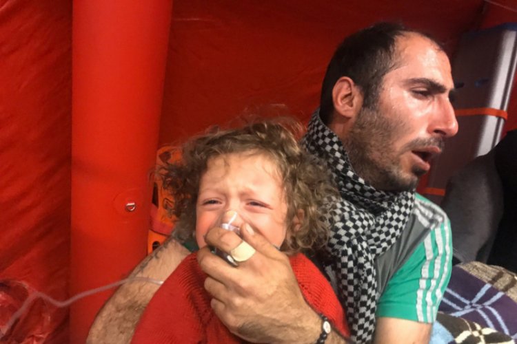 Yunanistan yine gaz bombalarıyla saldırdı