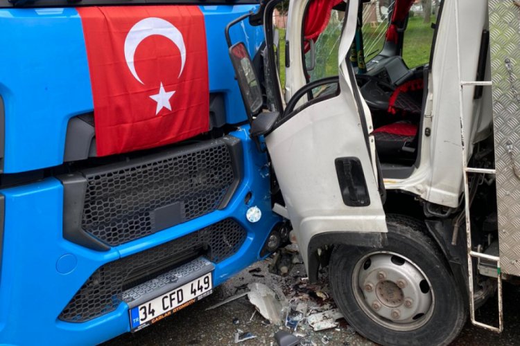 Bursa'da sebze yüklü kamyonet ile çöp kamyonu çarpıştı