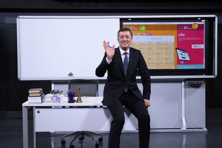 Bakan Selçuk, TRT-EBA TV'deki ''ilk ders'' için kamera karşısına geçti