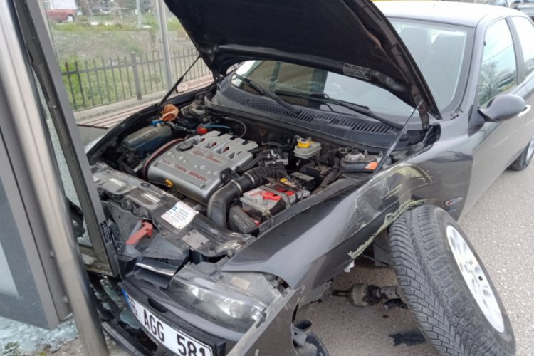 Bursa'da hızını alamayan alkollü sürücü, durağa daldı