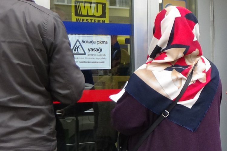 Bursa İnegöl'de resmî kurumlarda korona mesafesi