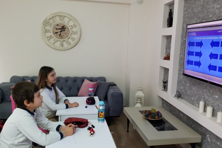 Bursa İznik'te öğrenciler evlerini okula çevirdi