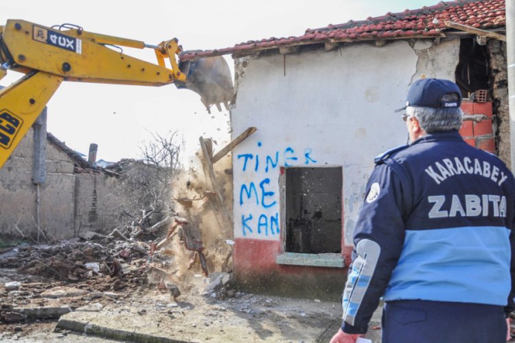 Bursa Karacabey'de tehlike arz eden metruk binalar sırasıyla yıkılıyor