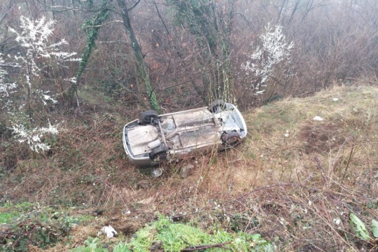 Bursa'da uçurumdan yuvarlanan otomobildeki 2 arkadaş yaralandı