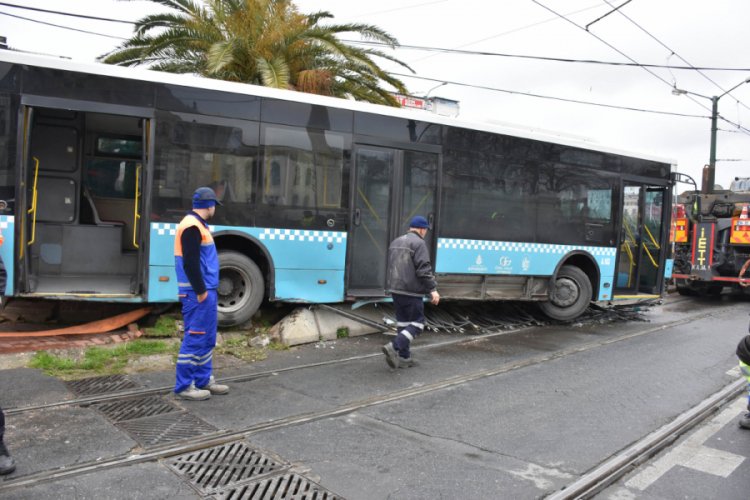 Özel halk otobüsü tramvay yoluna girdi