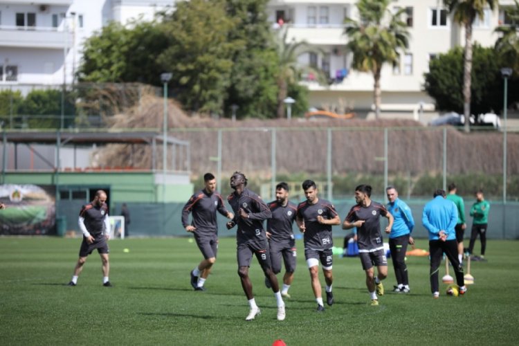 Alanyasporlu futbolculardan ''Evde kal'' mesajı