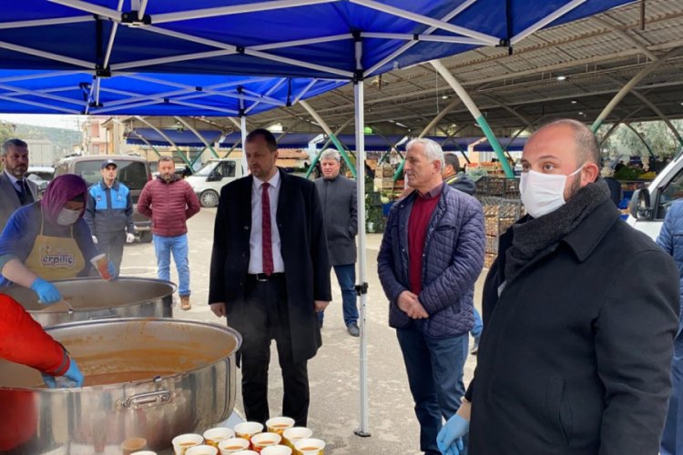Bursa'da pazarcı esnafına Başkan Usta'nın elinden tarhana çorbası