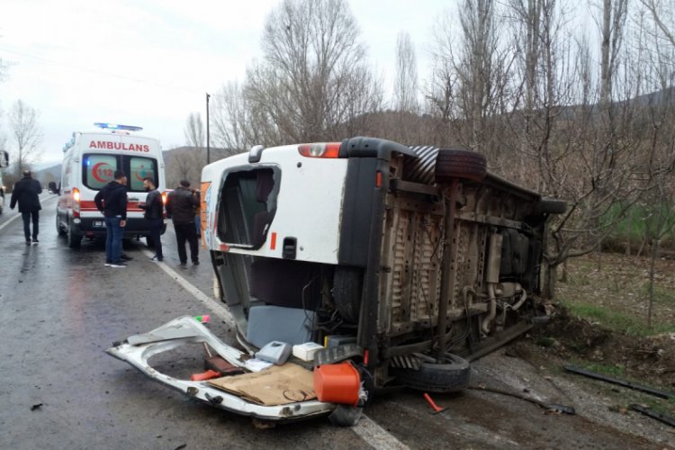 Sürücüsü 66 yaşında olan işçi servisi devrildi: 13 yaralı