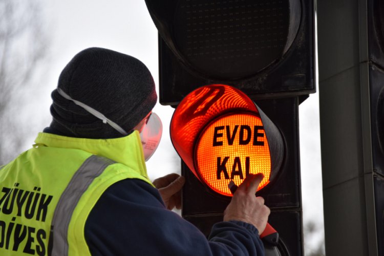 Trafik ışıklarından 'evde kal' çağrısı