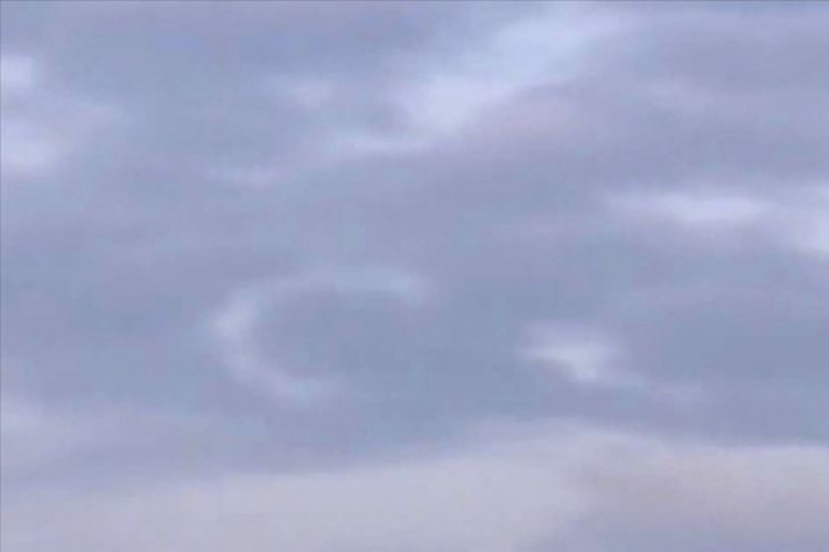 Bulutlarda oluşan ay yıldız silueti görenlerin ilgisini çekti