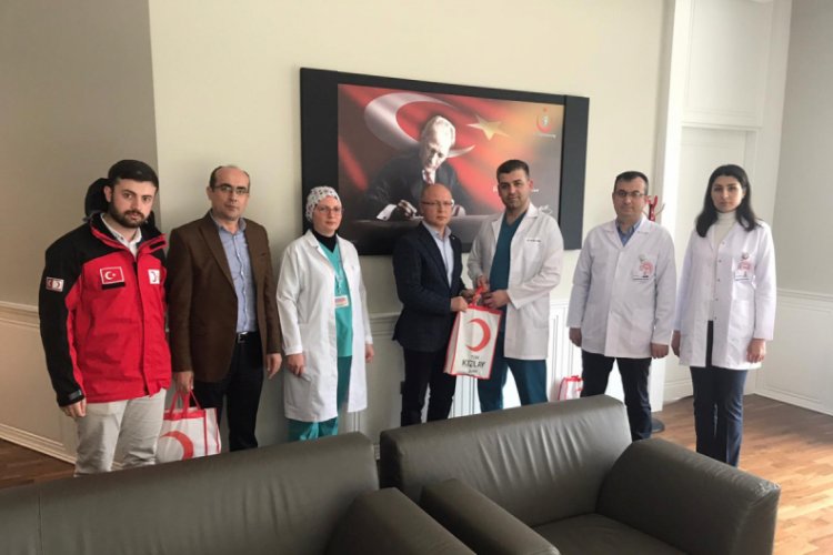 Bursa'da tedavi gören hastalar ve yakınlarına hijyen seti desteği