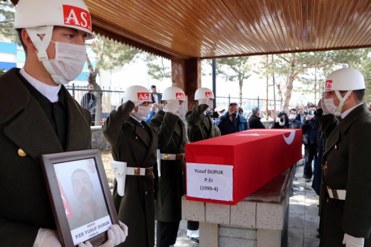 Yaşamını yitiren er toprağa verildi
