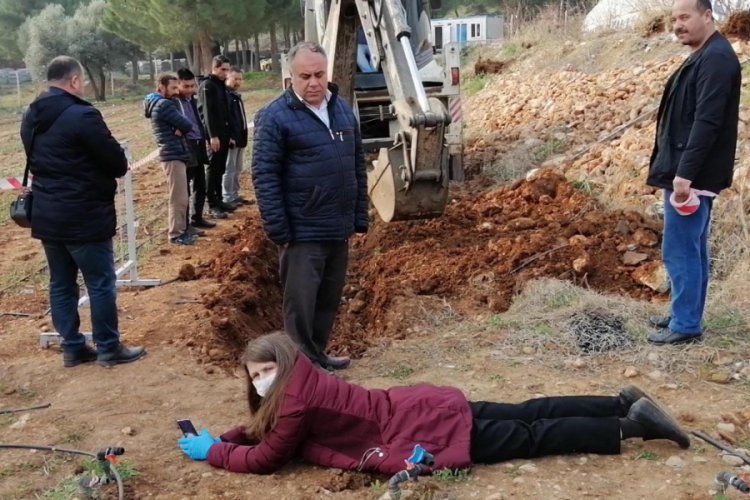 Kadın profesör kepçenin önüne yattı