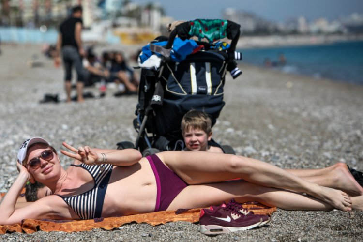 Antalya'da vatandaşlar uyarıları dinlemeyip, sahile koştu