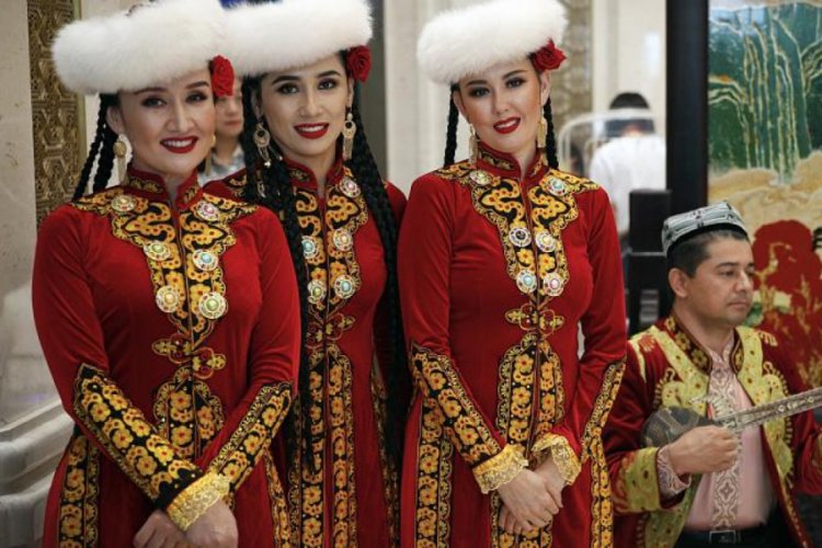 Uygur şarkıcı Raşida Davut'a 'bölücülükten' 15 yıl hapis cezası
