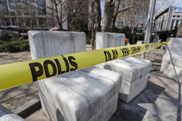 Kızılay Meydanı'nda banklar, şeritle kapatıldı