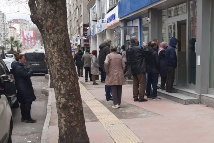 Banka önlerinde kuyruk oluştu