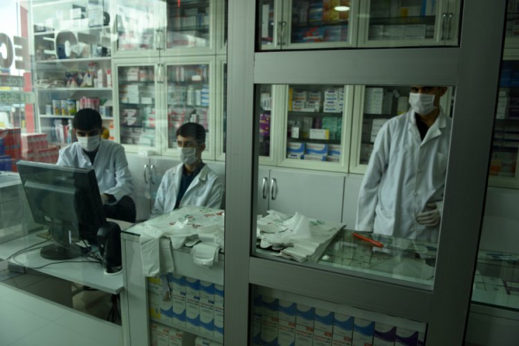 Eczacıdan korona virüse karşı camlı önlem