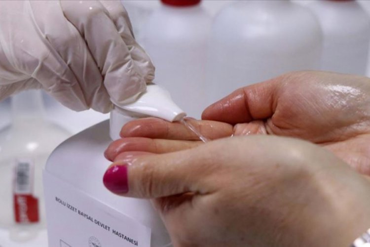 Bolu'da sağlıkçıların el dezenfektanı hastane eczanesinde hazırlanıyor