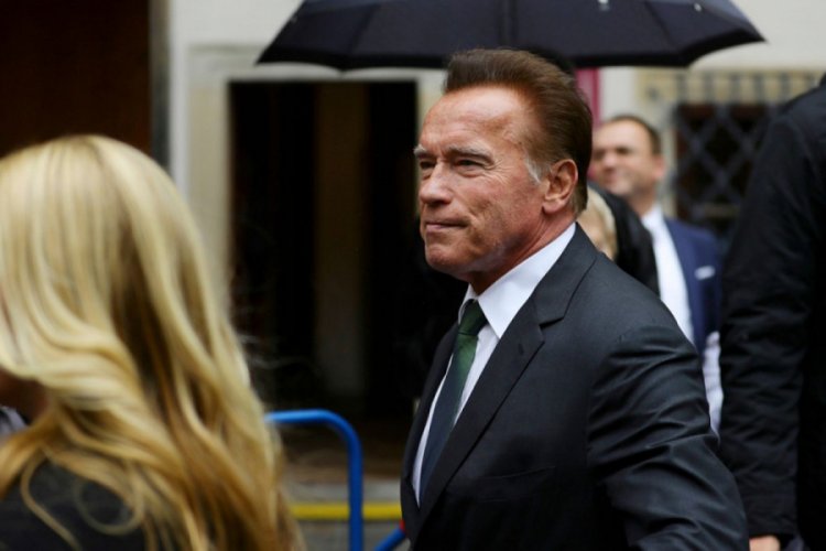 Arnold Schwarzenegger'den salgın için tıbbı malzeme desteği