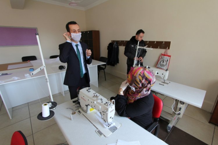 Kütahya'da memurlar maske üretiyor
