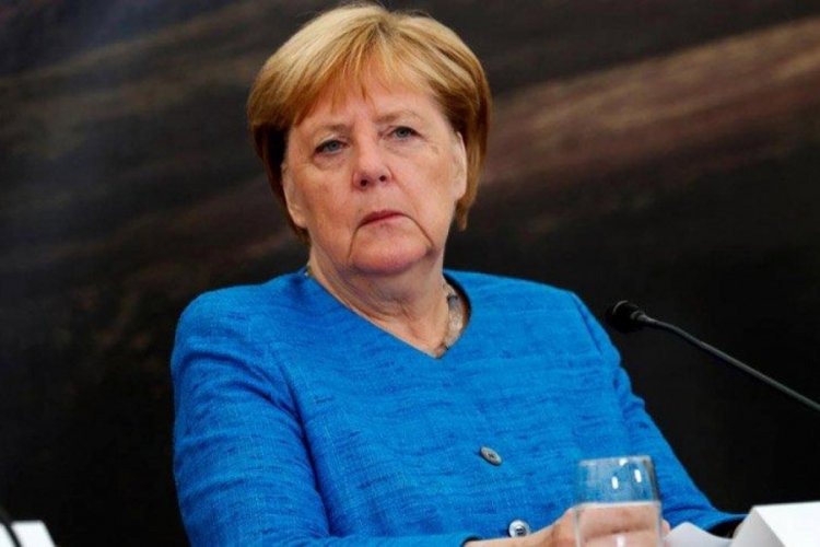 Merkel çalışmalarını evinden yürütüyor