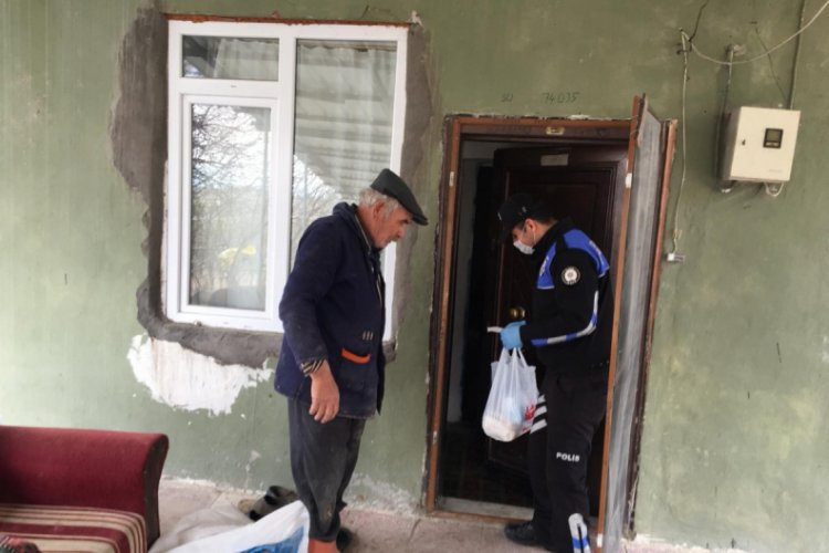 Polis 371 yaşlının maaşlarını bile çekip teslim etti