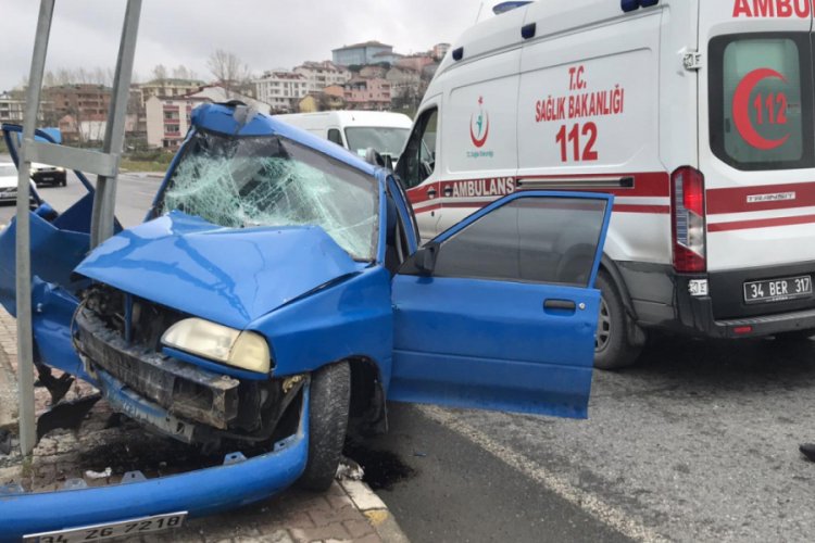 Elektrik direğine çarpan otomobil hurdaya döndü
