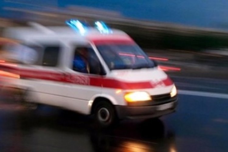 Düzensiz göçmenleri taşıyan minibüs devrildi: Çok sayıda yaralı var