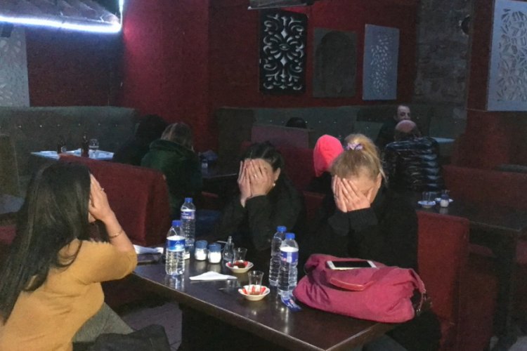 Bursa'da koronavirüs tedbirlerine uymayan gece kulübüne baskın: 20 gözaltı