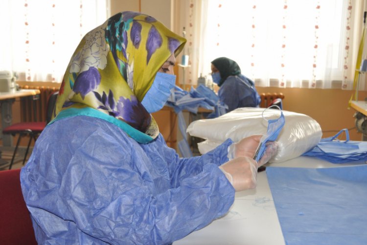 Gönüllü öğretici kadınlar maske üretiyor