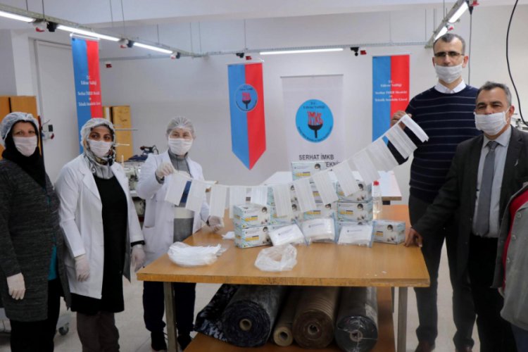 Lise öğretmenlerinden maske dikim seferberliği