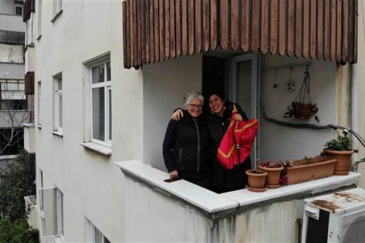 Balkonda tulum çalan kadın tüm mahalleye moral verdi