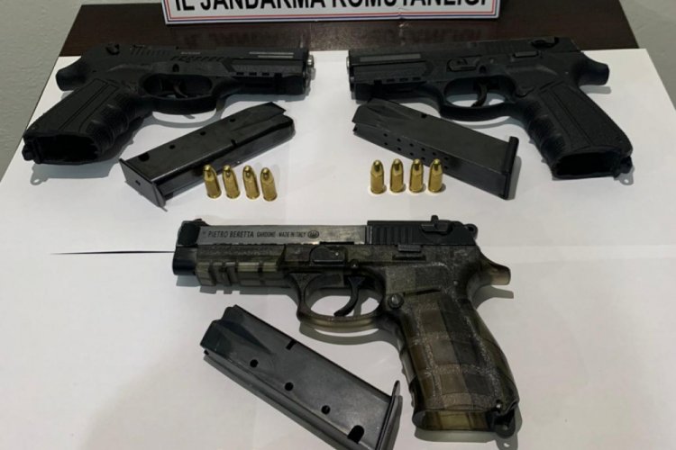 Otomobilin koltuklarına gizlenen ruhsatsız 3 tabanca bulundu
