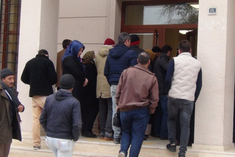 Bursa'da bankalar önünde uzun kuyruklar oluşuyor