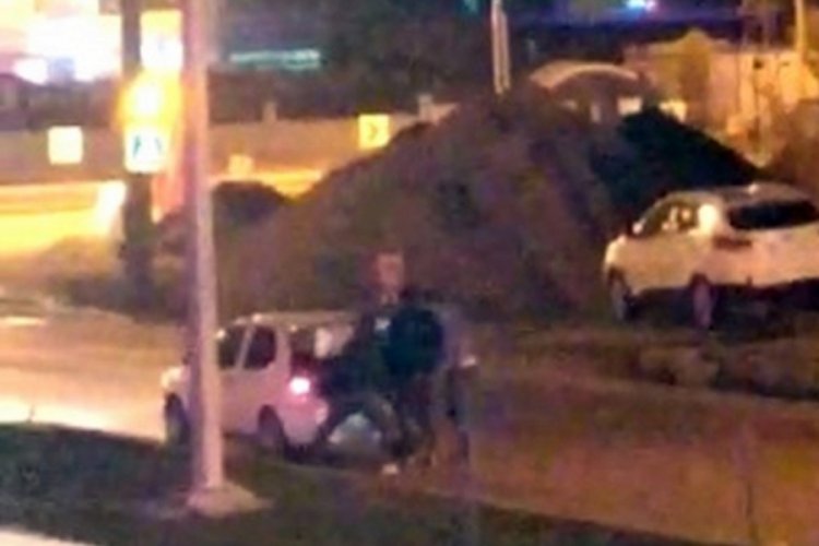 Dövülüp, konulduğu otomobilinin bagajından polis kurtardı