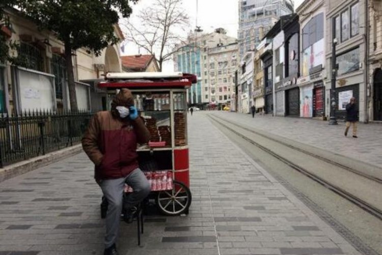 Son simitçi de tezgahını kapatıyor