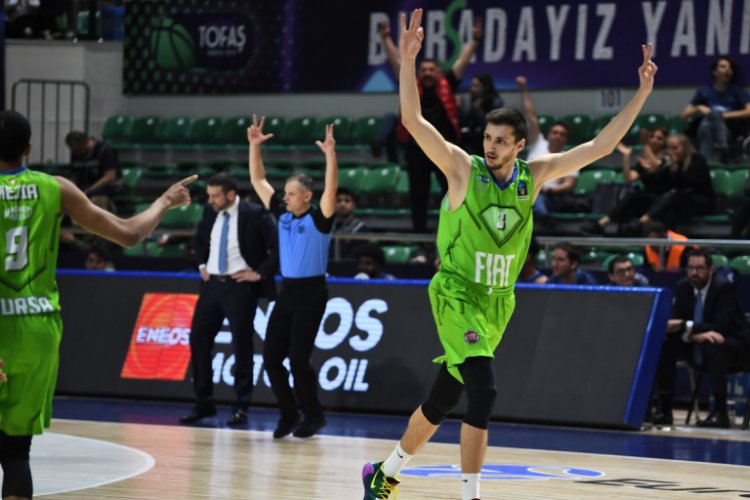 Bursa'da basketbolculardan 'Evde kalın' çağrısı