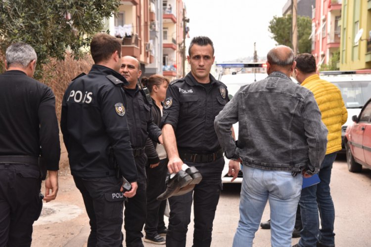 Eşi eve almayınca, gizlice içeri girip, kendisini balkona kilitledi