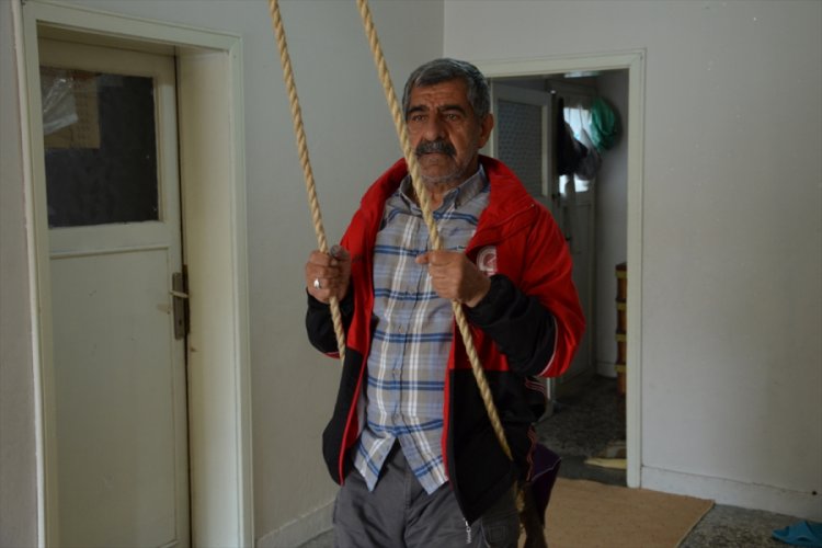 70 yaşındaki Ali dede evinde sıkılınca salıncak yaptı
