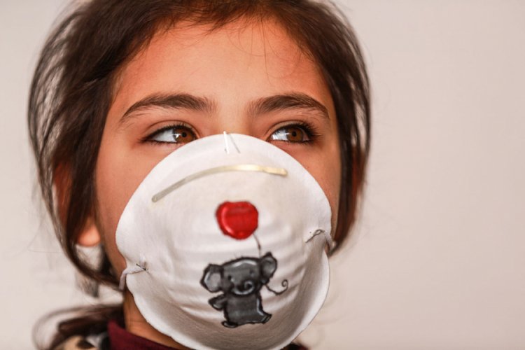 Gazzeli sanatçılar koronavirüsle mücadele için maskeleri renklendiriyor