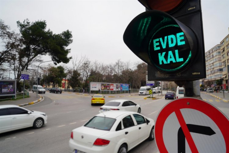 Trafik ışıklarında 'Evde Kal' çağrısı