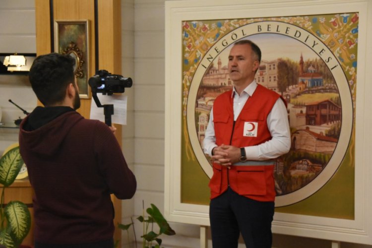Bursa'da sosyal mesafeye ''Bir elin nesi var iki elin riski var'' mesajıyla dikkat çektiler