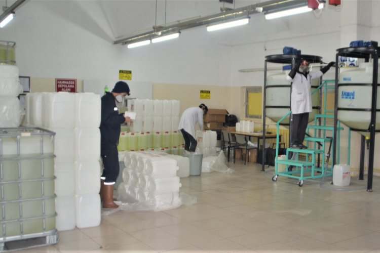 Meslek lisesi öğrencileri günde 12 saat dezenfektan mesaisinde