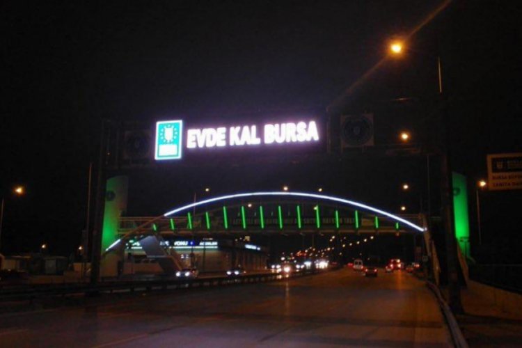 Bursa'daki trafik tabelalarından vatandaşlara ''Evde Kal'' uyarısı