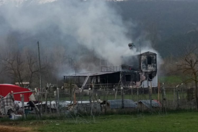 2 katlı ev yanarak kullanılamaz hale geldi