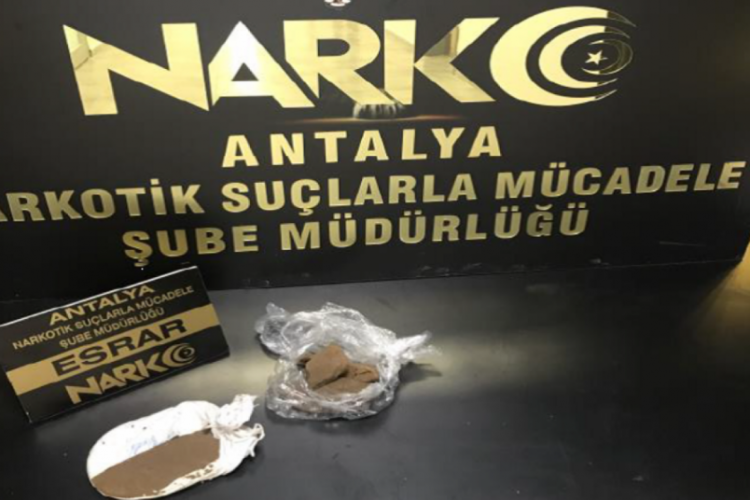 Antalya'da yolcunun üzerinden uyuşturucu çıktı