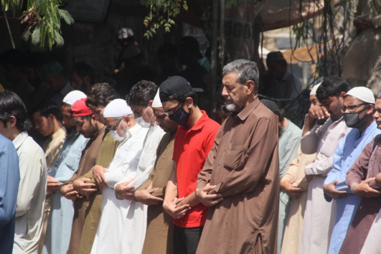 Pakistan cemaatle kılınan namazları yasakladı