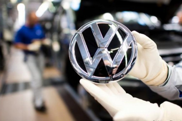 Volkswagen, Alman fabrikalarında üretimin askıda kalma sürecini uzattı